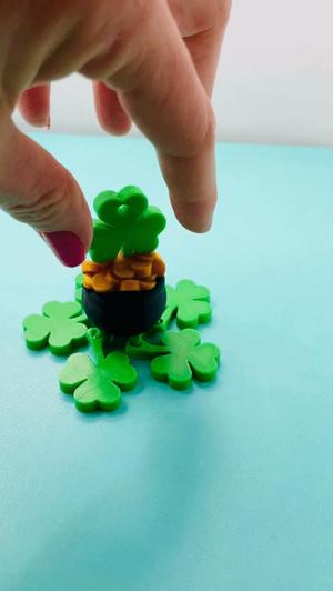 Pot O'Gold Shamrock Flexi Fidget Keychain