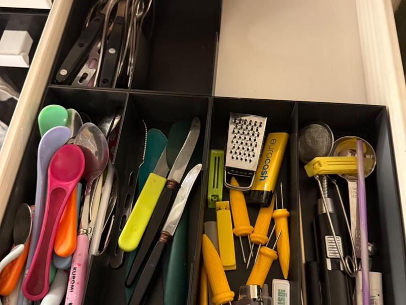 cutlery tray with curved cutout for finger access
