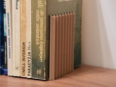 Waved book holder. (Book end)