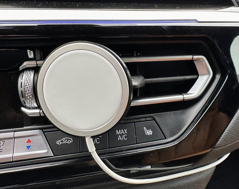 iPhone MagSafe BMW car vent mount