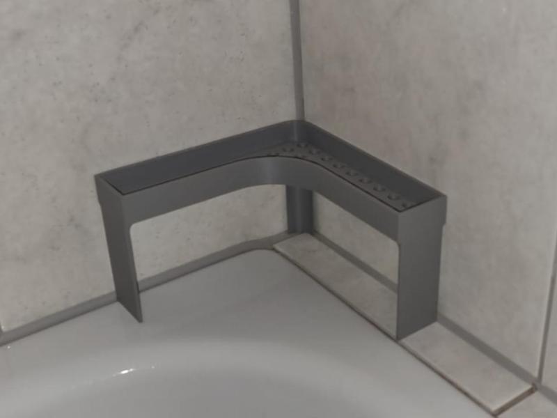 Regal for the bathtub rim