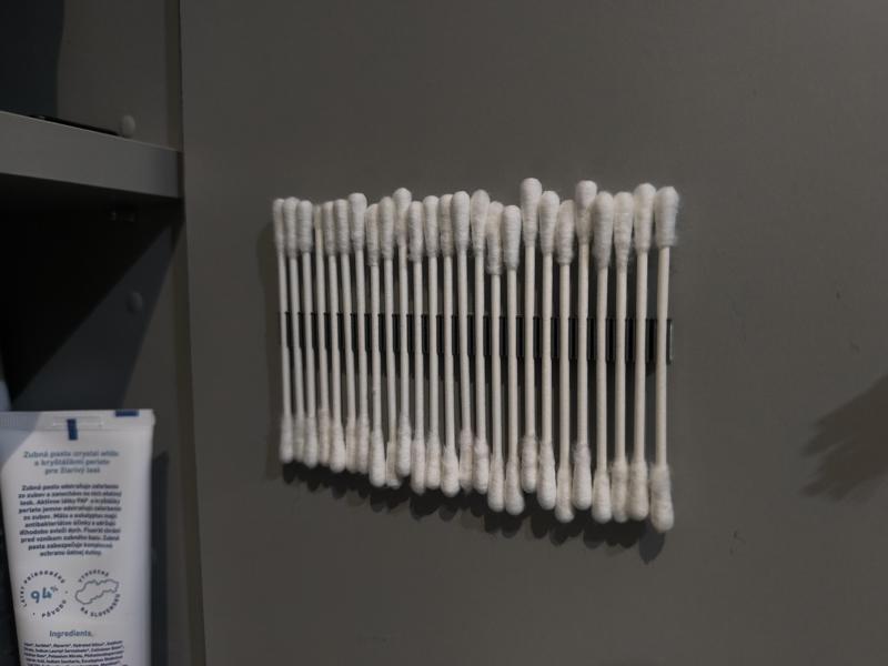 SwabSnap cotton swab holder (vase mode)