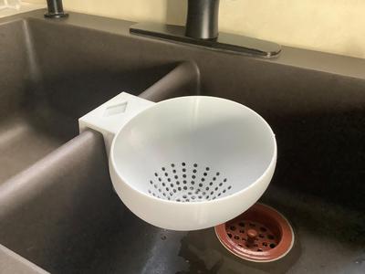 Food strainer with hook