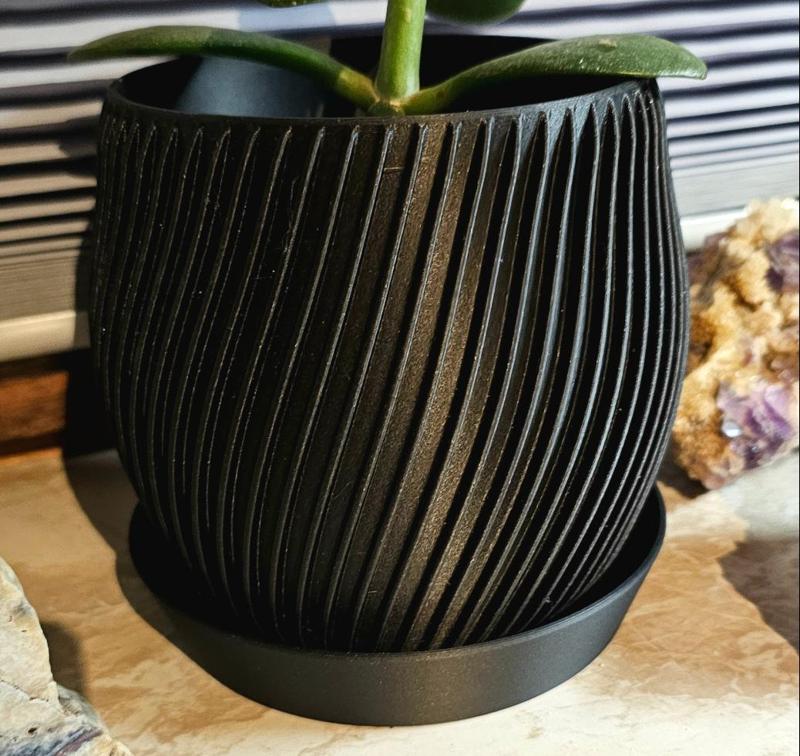 Flower pot with water tray