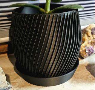 Flower pot with water tray