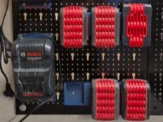 BOSCH PROFESSIONAL GBA 18V 3-Fach Halterung
