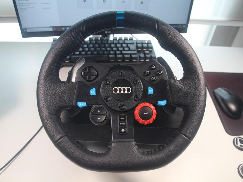 Interchangeable logos for the Logitech G29 racing wheel
