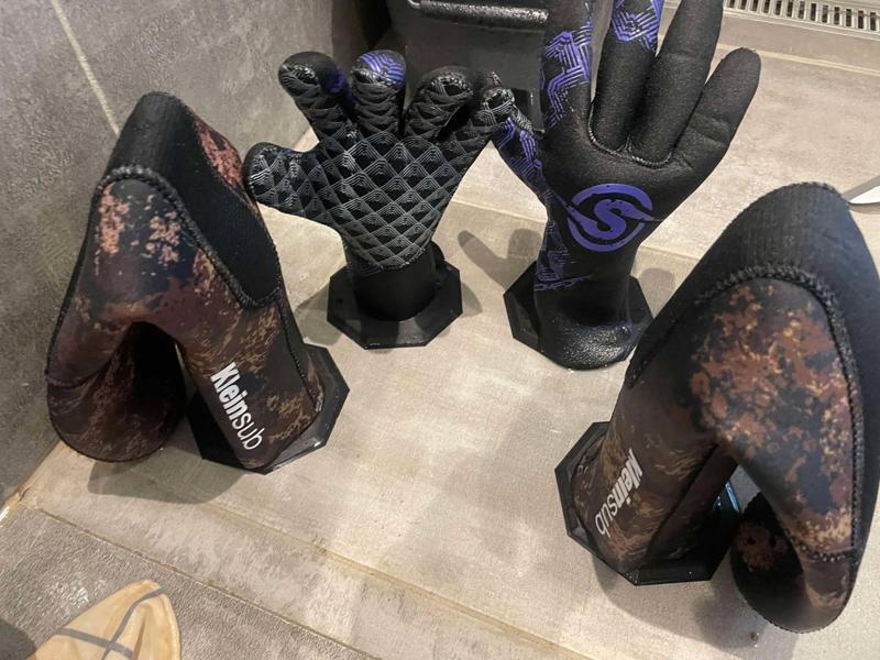 Diving glove holder/dryer no support needed