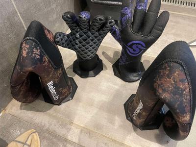 Diving glove holder/dryer no support needed