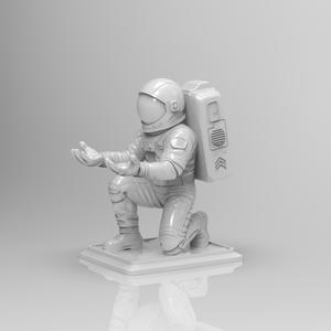 Kneeling Astronaut Pen Holder