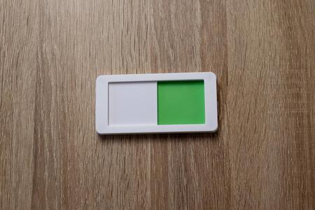 Dishwasher status slider, magnetic