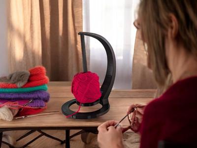 Magnetic Yarn Dispenser