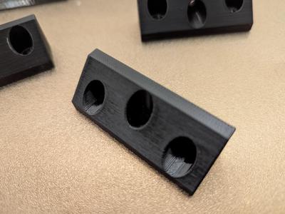 Shelf support - compact and strong