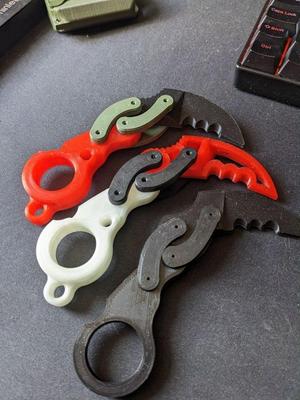 Fidget toy kerambit knife