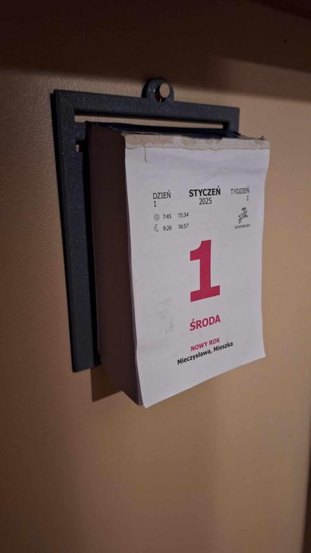 Calendar wall mount