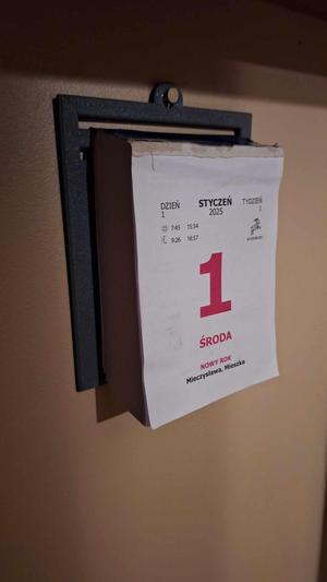 Calendar wall mount