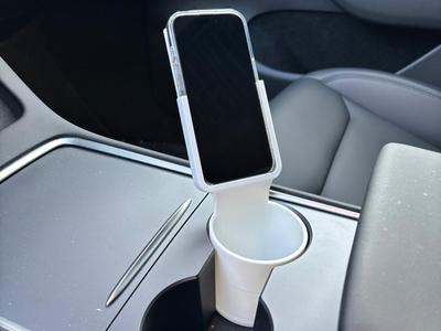 Tesla MY iPhone 16Pro (with Spigen cover) holder