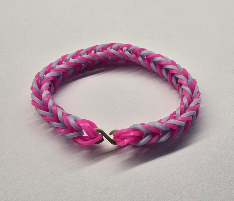 Connector for bracelets made of rubber bands