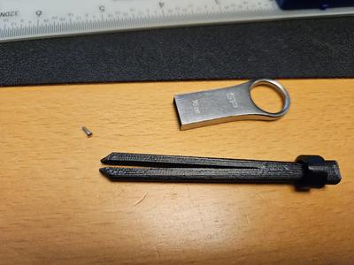 Locking tweezers for small screws