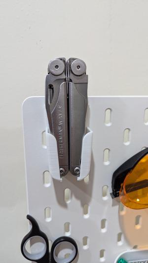 Skadis holder for Leatherman Wave multitool