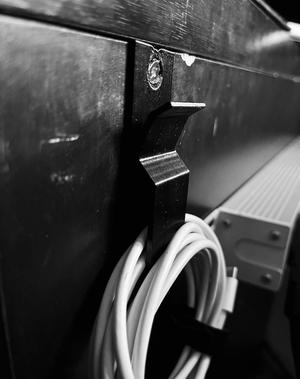Cabel Clip with wall mount / Kabelklemme mit Wandhalterung