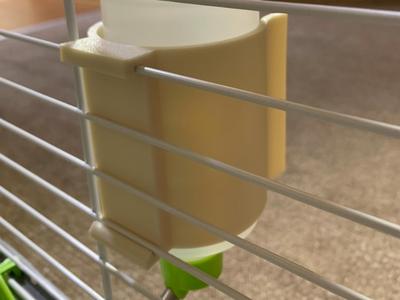 Water bottle holder for pets 