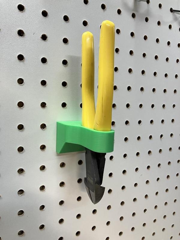 Pegboard Mounting System for DeWalt 7-Inch Diagonal Pliers