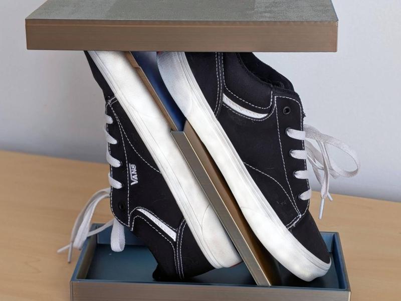 expandable shoe display