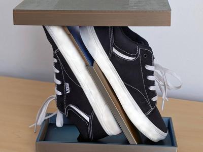 expandable shoe display