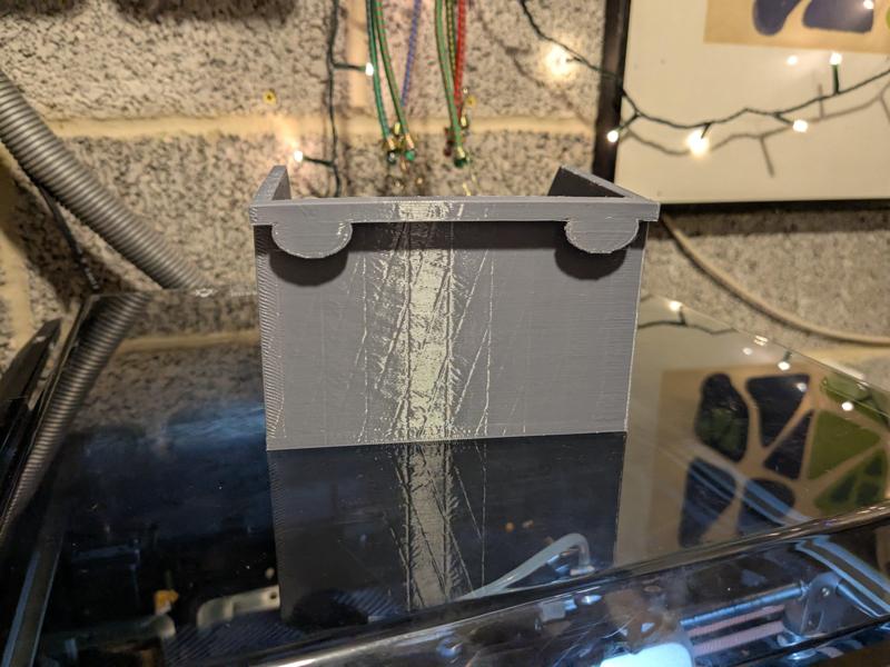 Minimal support clip style storage bin