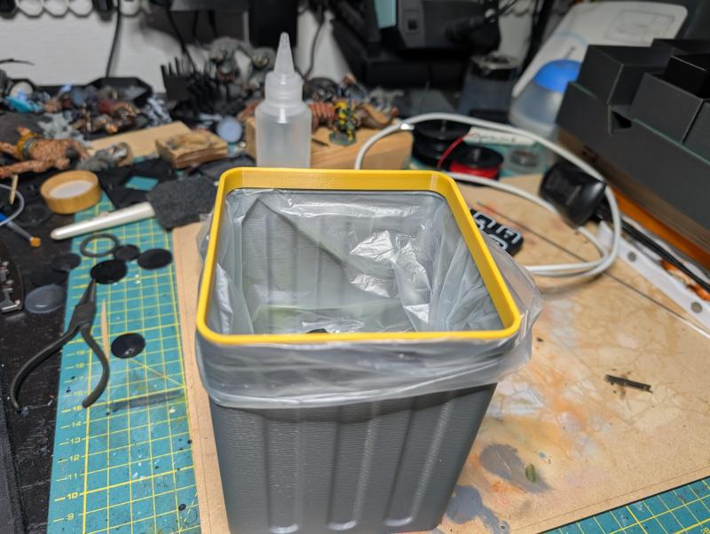 Bag grab insert for trash bin