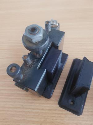Quick change lathe tool holder bracket