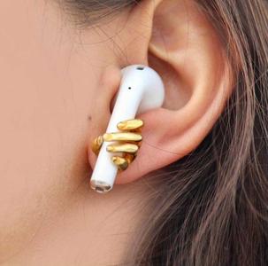 earring hugs airpod