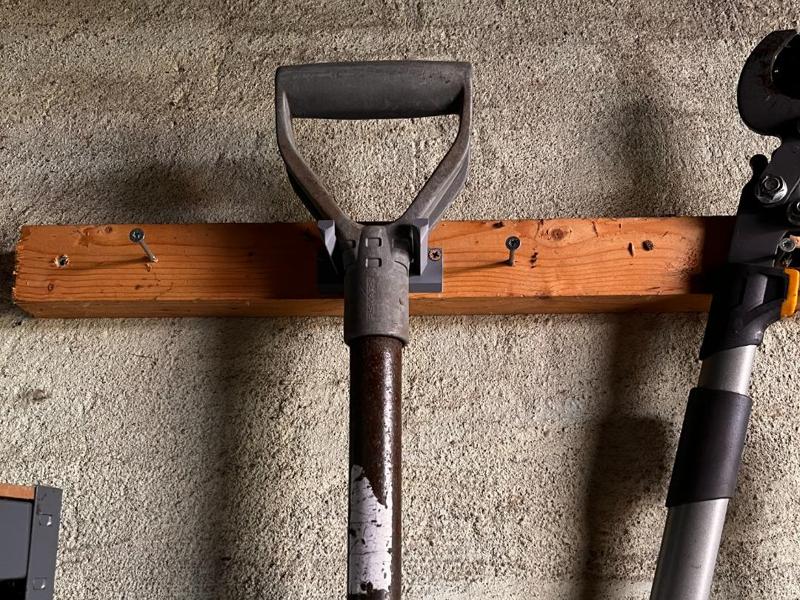 Garden tool hanger