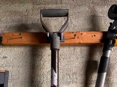 Garden tool hanger