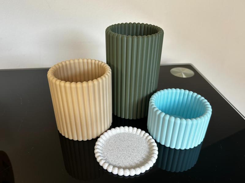 Ribbed design cups with different heights