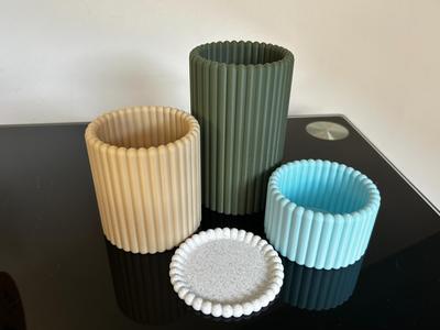 Ribbed design cups with different heights
