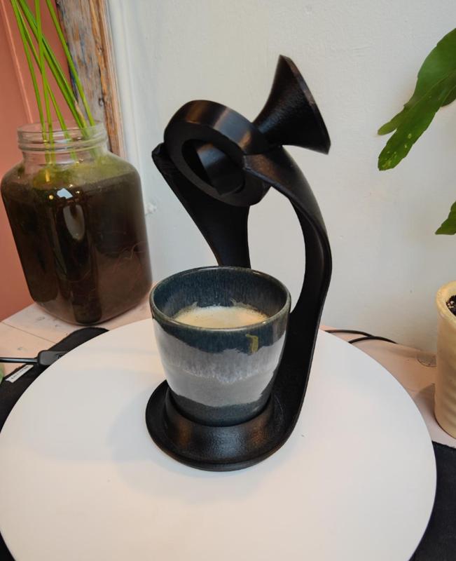 Anti-spill coffee-cup-carrier