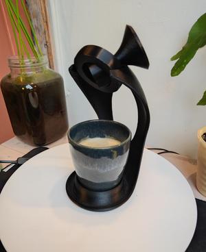 Anti-spill coffee-cup-carrier