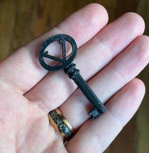 Victrola Lid Key