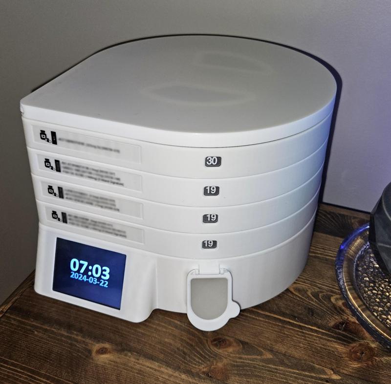 Automatic pill dispenser