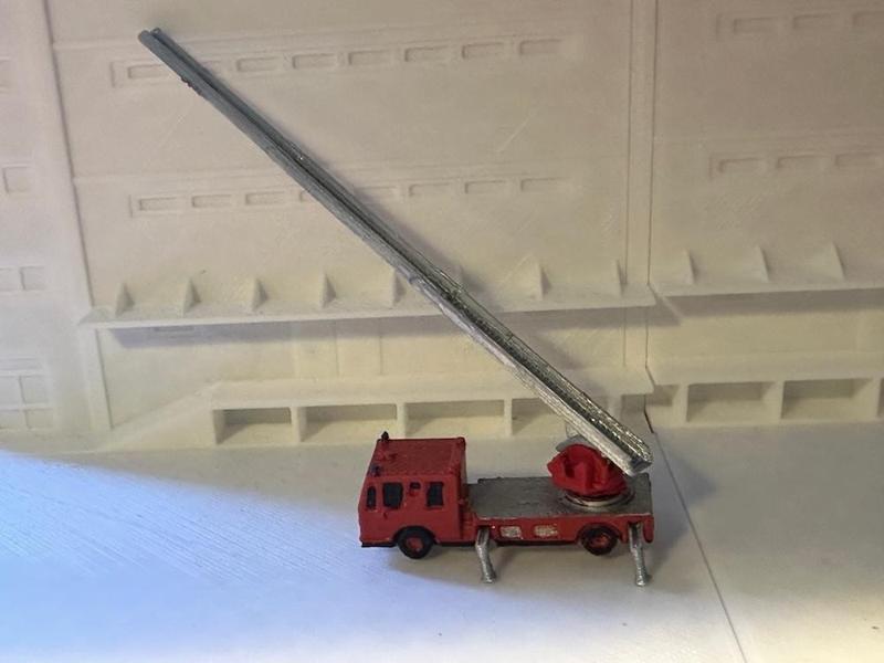 Fire Engine 14b - Ladder with squad cabin extended (z-scale)