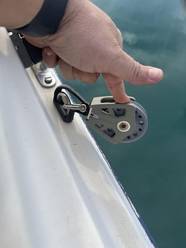 Flexible upstand saddle for 60mm spinnaker block on U