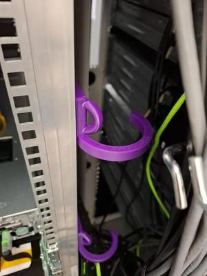 Server rack clickable cable hook