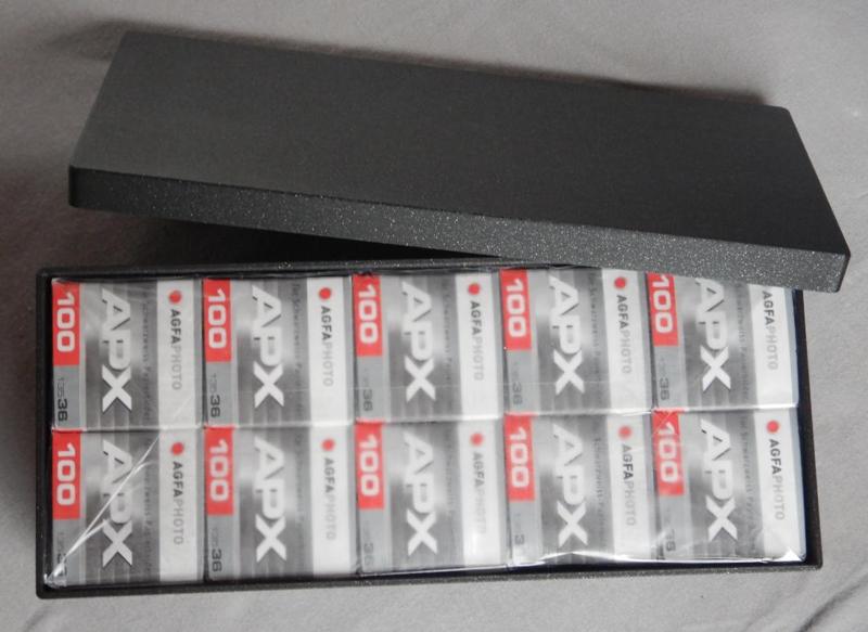 Schachtel für einzeln verpackte Kleinbildfilme; Box for individually packed 35mm films 135 film, 4 Größen, 4 sizes