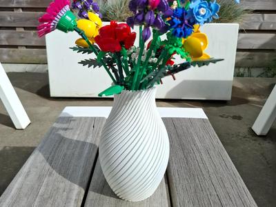 spiralized modern vase (ideal for brick flowers)
