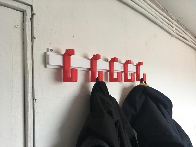 Extendable wall-mounted coatrack "Issy" with movable hooks