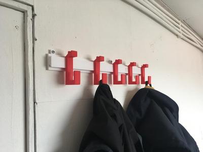 Extendable wall-mounted coatrack "Issy" with movable hooks