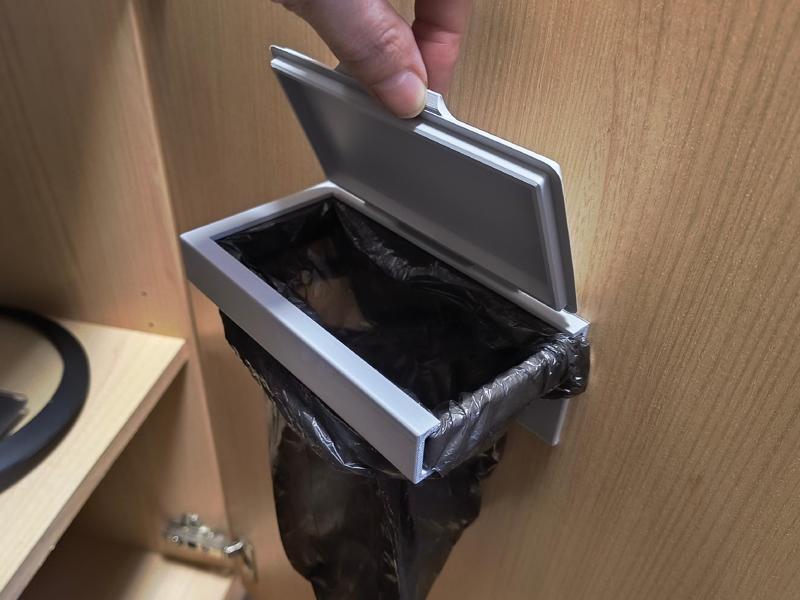 Small Kitchen Bin with Lid (140 x 80 mm)