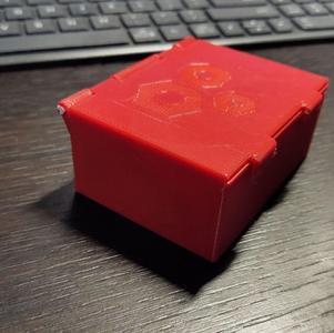 Box with latching lid